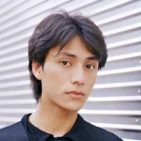 陈坤现身直播间皮肤细腻紧致少年气十足颜值逆天引网友热议