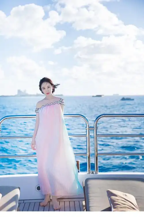 被舒畅的好身材迷住了穿薄纱裙一点也不遮掩真不怕走光