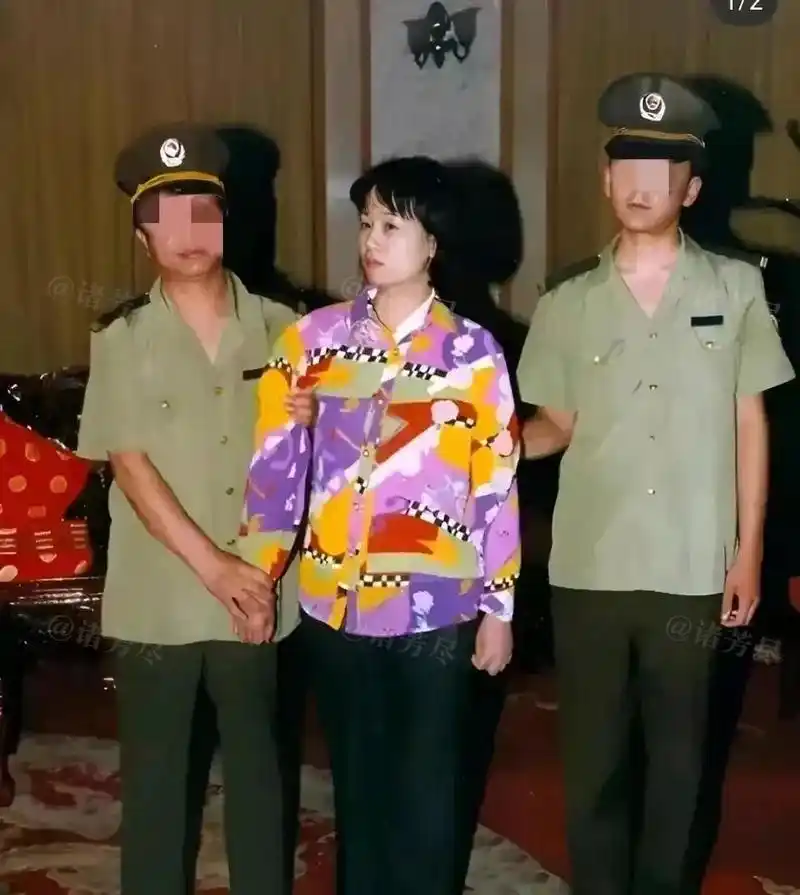 2000年,北京,刘艺霞被判处死刑时,留下了这张罕见照片.