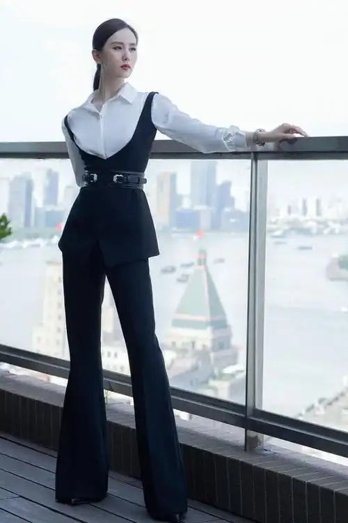 刘诗诗身材窈窕曲线好,黑色皮带配喇叭裤,大方展示细腰美腿