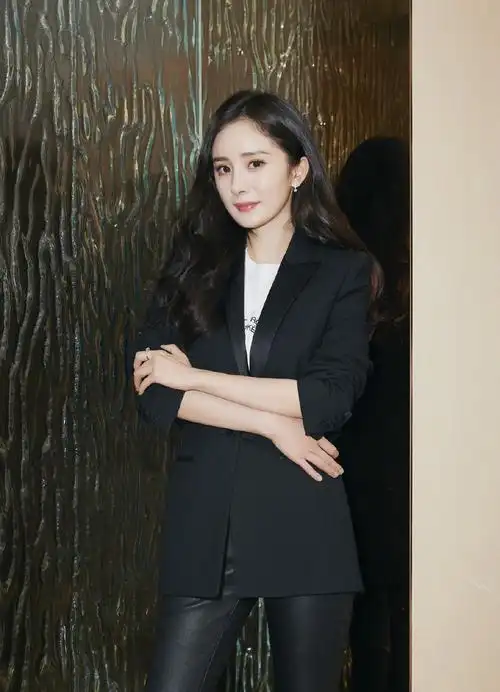 杨幂一身西装造型出席活动帅气又干练演绎霸道女总裁气质