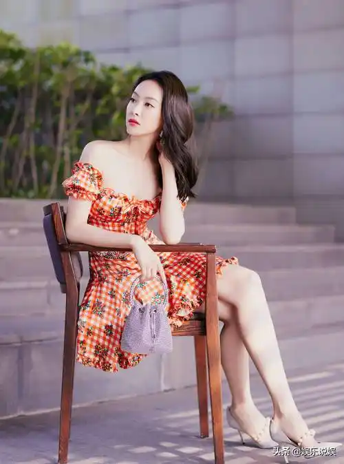 宋茜穿橙色露肩短裙拍写真,直角肩大长腿惹人羡_时尚_紫色_身材