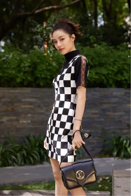 优雅时尚的小裙子总能尽显韵味尤其是钟楚曦这几件穿搭真时髦