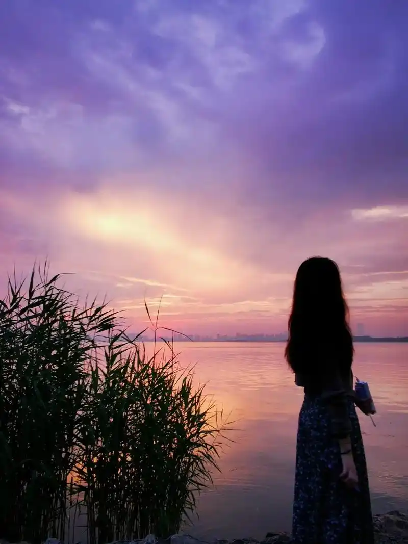 😋💜💜.#黄昏🌆 #晚霞 #苏州 #夕阳下的背影 - 抖音