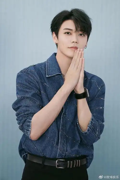 林彦俊晒童年照标志性酒窝瞩目从小帅到大