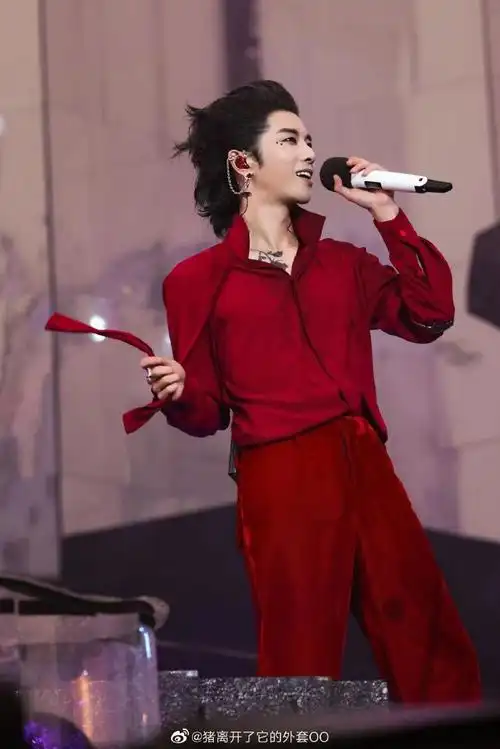 华晨宇长沙演唱会再现红衣少年##华晨宇红衣梦回快男出道夜