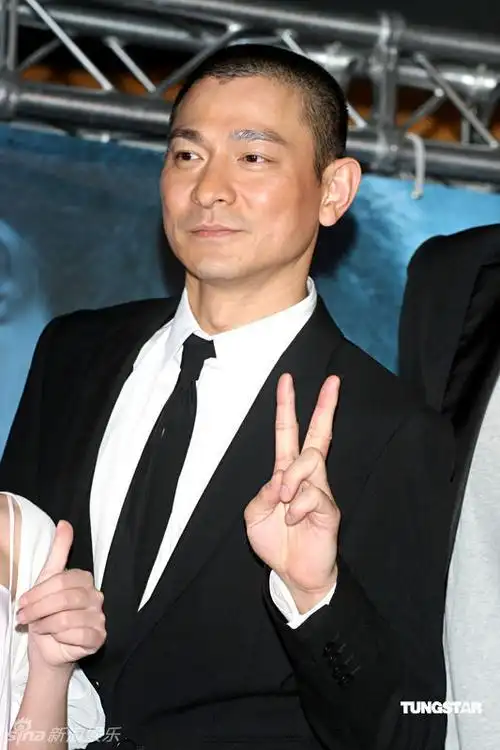 刘德华做出v字手势