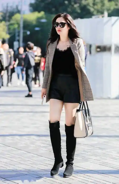短裤搭配过膝靴时尚姑娘偏爱的选择