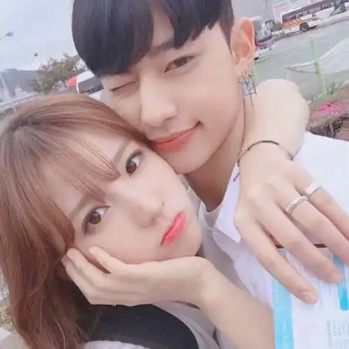 搂脖撒娇_小清新情侣头像图片_扣扣居