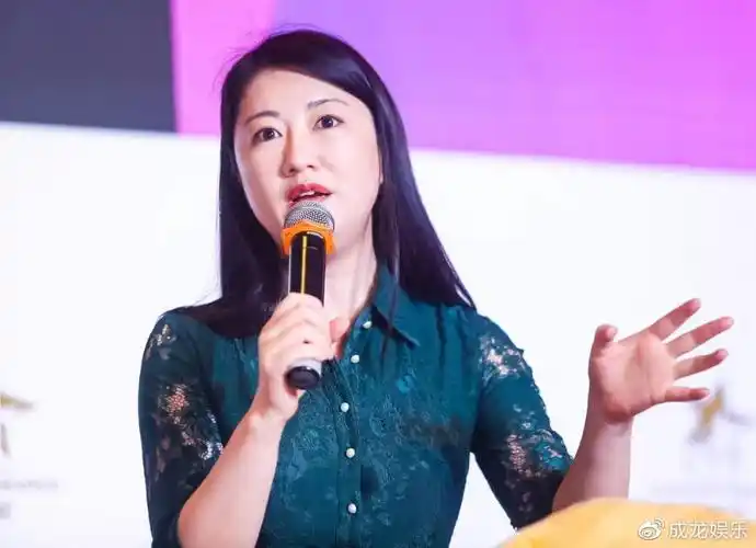 房海燕近况她在刻意低调专心读书杨蕾接替她主持新老娘舅