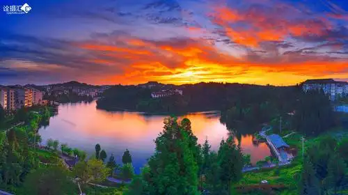 秀美黄水月亮湖