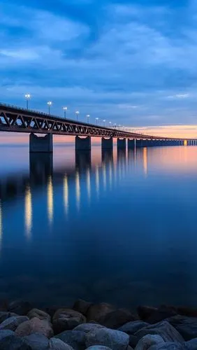 瑞典,桥梁,路灯,沙滩,石头,傍晚,夕阳,天空,云,蓝色 iphone 壁纸