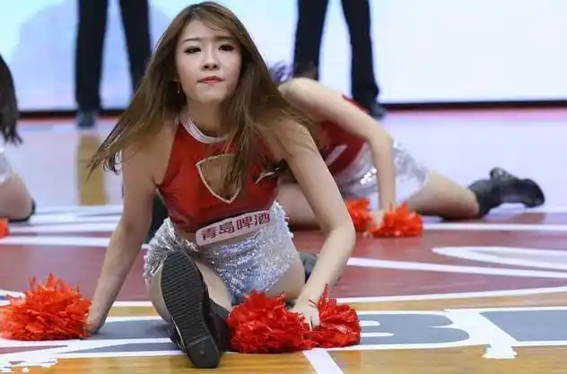 篮球宝贝只吃青春饭玩劈腿托举一字马上衣脱落无感觉