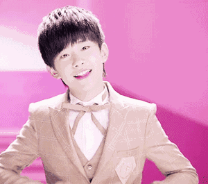 易烊千玺比心小鲜肉可爱gif动图_动态图_表情包下载_soogif