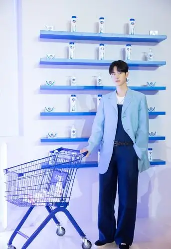 王一博冰蓝色西装大片