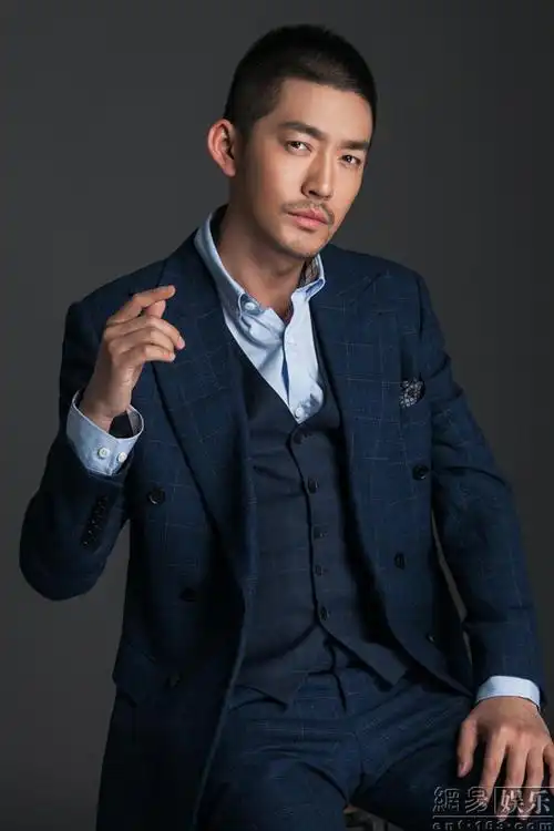 张博曝写真彰显暖痞魅力