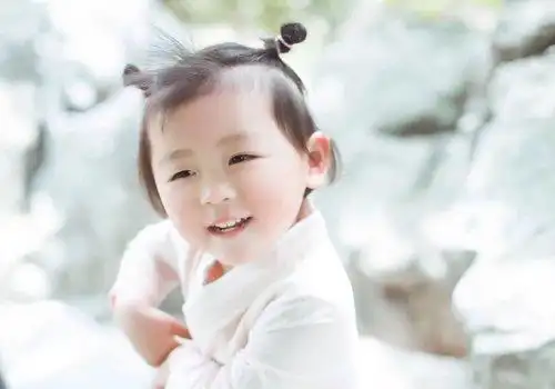 小女孩不对称双扎丸子头发型