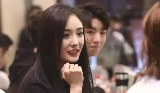 撩头发,拉皮条,与王俊凯"姐弟恋",身陷丑闻的杨幂,翻车了?