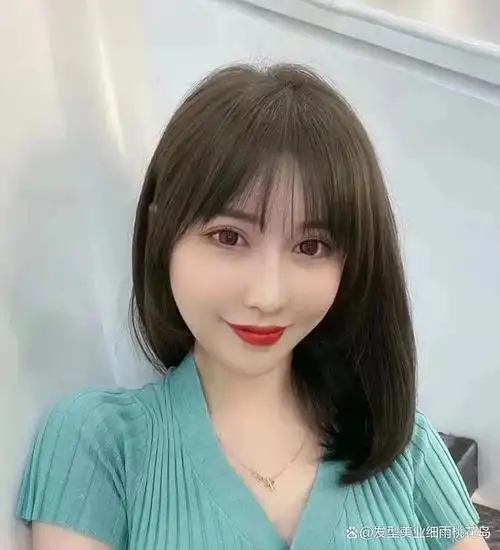 对于中长发的女生都非常适合这款艳美中发,发型的刘海跟两侧边缘衔接