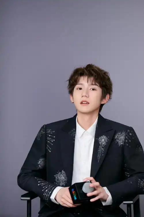 王源侧脸vs正脸#王源日常碎片掉落!源哥侧脸vs正脸,都好帅啊!