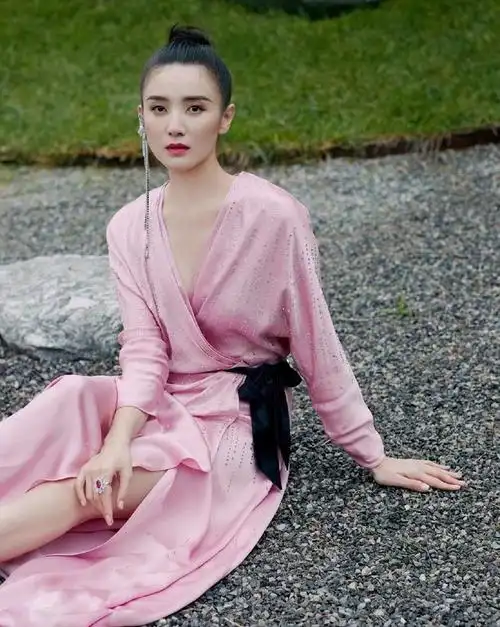 被43岁小宋佳"生图"惊艳到了,美貌被低估,熟女气质绝美