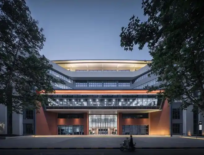 紫金山下,玄武湖畔,这里是南京师范大学的紫金校区,占地面积11万平方