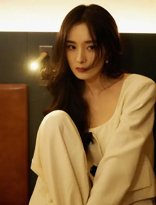 杨幂晚安花絮照##杨小怂的日常##杨幂纯白套装