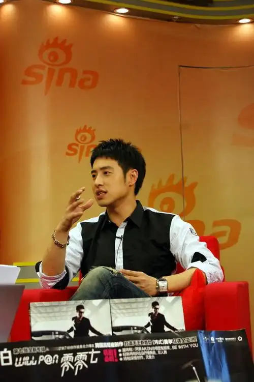 图文潘玮柏做客潘玮柏自嘲嘴唇厚