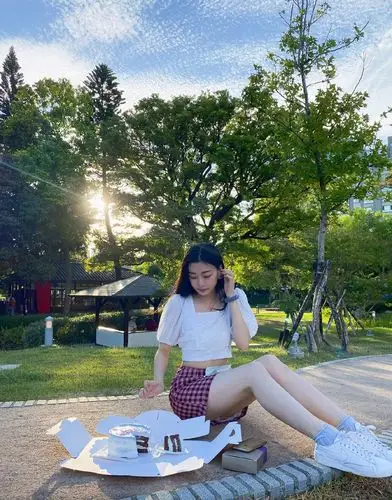 王承渲格子短裙清新性感户外生活照图片69