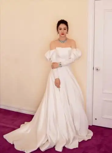 该品牌来自纽约,有很多明星或网络红人都曾穿着该品牌的礼服出席活动