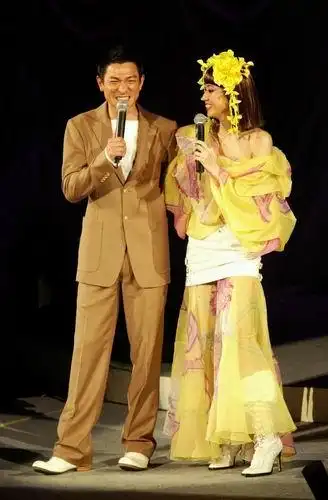 图文:梅艳芳红馆个唱(10)--与刘德华讲笑