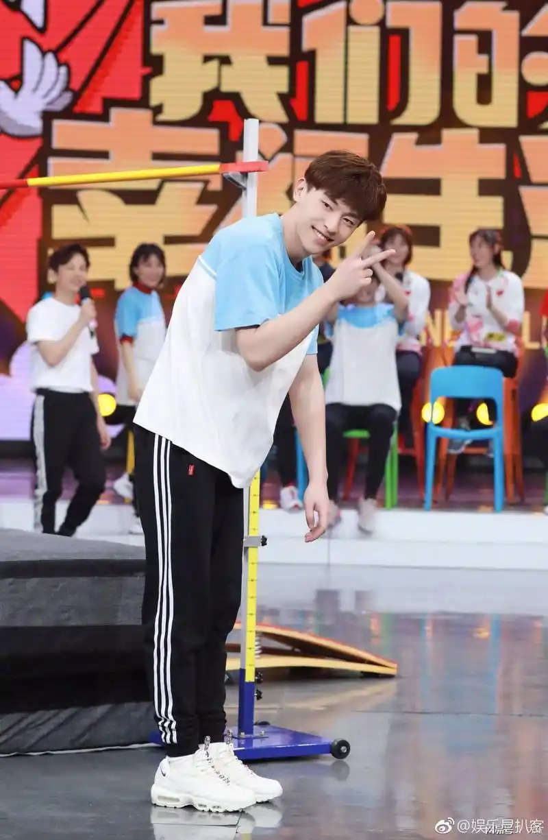 继"伴郎专业户"后,邓伦跳高1米7圈粉,轻松跃杆姿势简直不要太苏