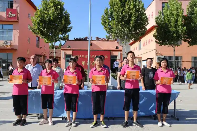 经历一番风和雨,敢教自我换新颜————育英学校初中部开学军训汇演