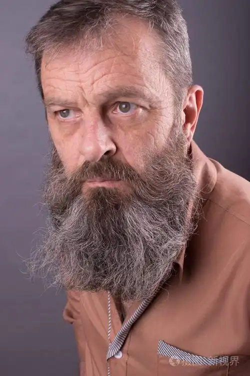 照片的愤怒的坏脾气老人看起来非常不满男满长长的胡须他的脸上关闭了