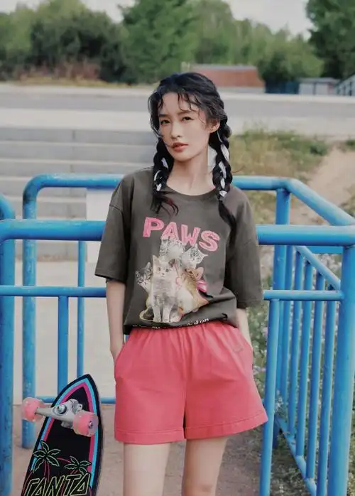 李沁晒少女写真疑回应"变脸风波",行程被扒,粉丝请工作室告黑