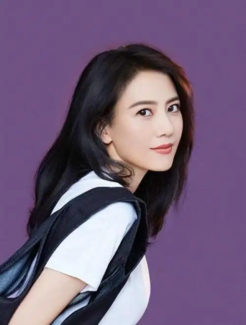 高圆圆骑单车接女儿放学女儿喝水看书显乖巧正面照神似赵又廷