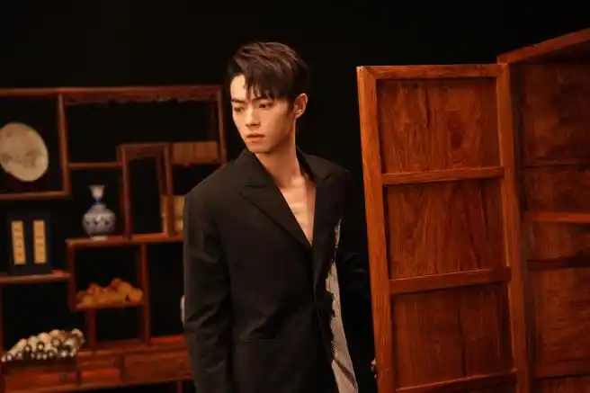 许凯拼接牛仔西装