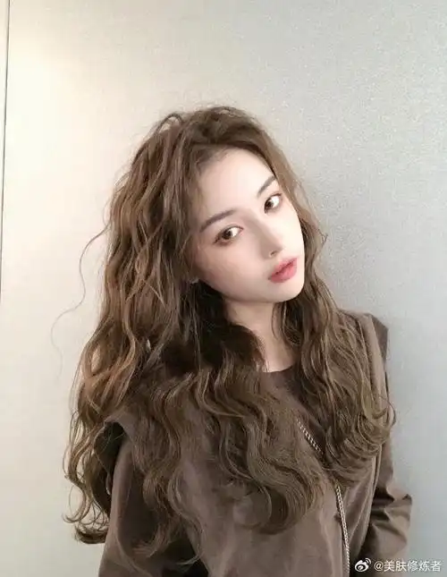 蓬松凌乱蛋卷气垫烫 秋冬必备发型