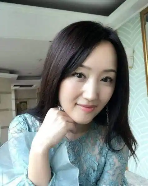 原创49岁杨钰莹近照曝光面容浮肿身材发福明显肩膀魁梧十分吸睛