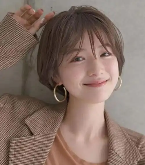 2023日系慵懒卷发女,造型显得利落大方_卷发_女生发型大全