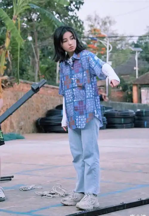 原创张子枫的穿搭好有活力简单不浮夸可清新可日系时髦得恰到好处