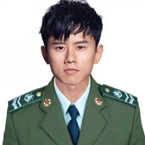 求求ps大神帮我p这个人把军人的脸p成这个张杰的图片