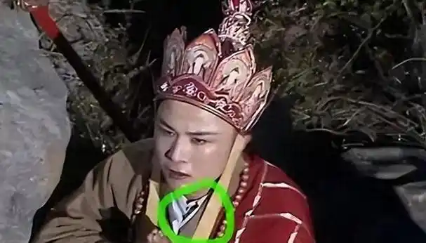 导演你是会导的!这些"让人脸红"的穿帮镜头,现在各个成了经典