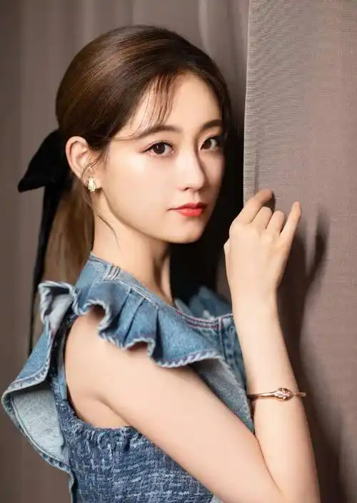 祝绪丹晒私服美照,穿荷叶边牛仔装出镜,扎黑色丝带甜美迷人_白色_脸颊