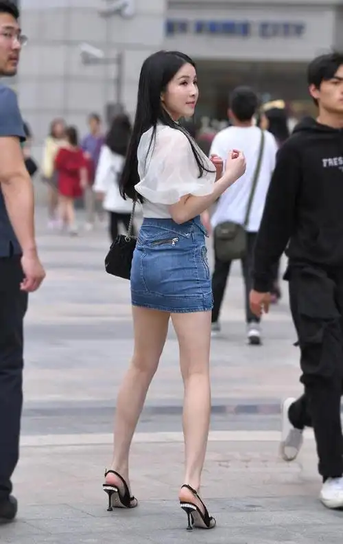 街拍美女修身耐看的牛仔短裙你穿上也能展现出优雅潇洒的美