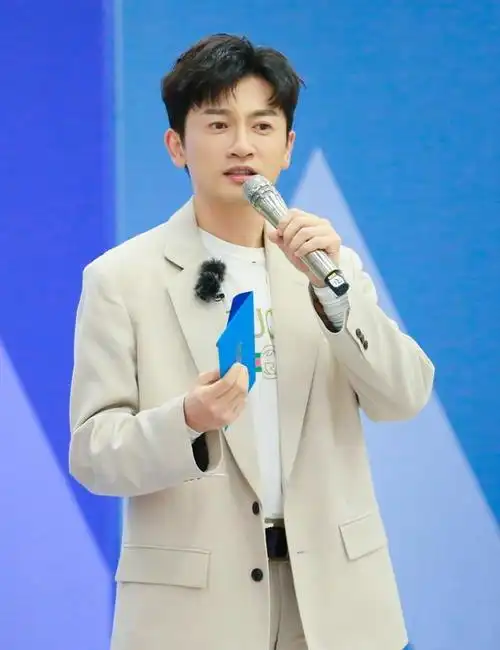 45岁苏有朋怎么还不老卡其色潮男西服搭配中分烫发斯文又帅气