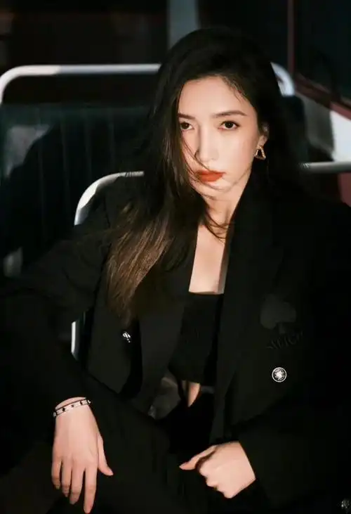 江疏影穿西装革履,太迷人了,尽显好身材