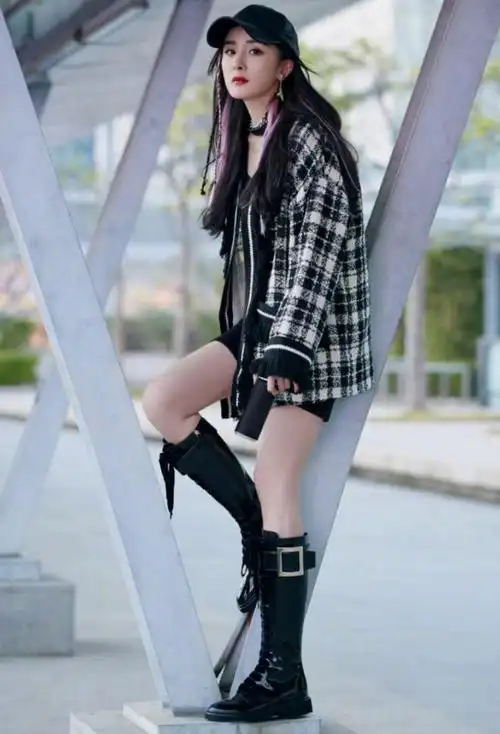 杨幂用一件格纹外套穿出游戏少女感