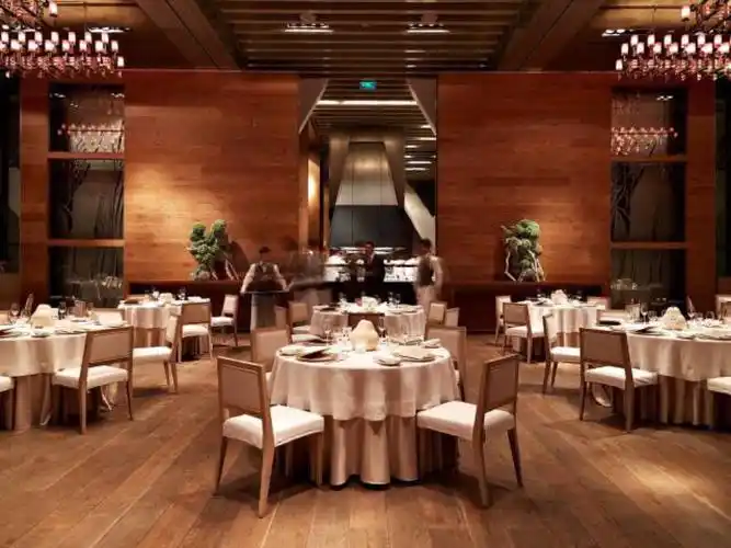 不同领域的大师汇集於上海柏悦酒店,共同为美食宴打造妆点出高级的西