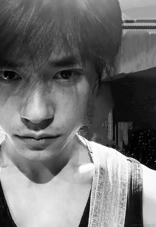 易烊千玺目前从社交平台来看是粉丝最多,唱跳吸粉量也是最多的